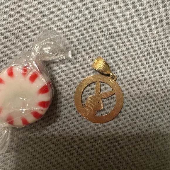 10KT gold playboy pendent - Picture 2 of 3